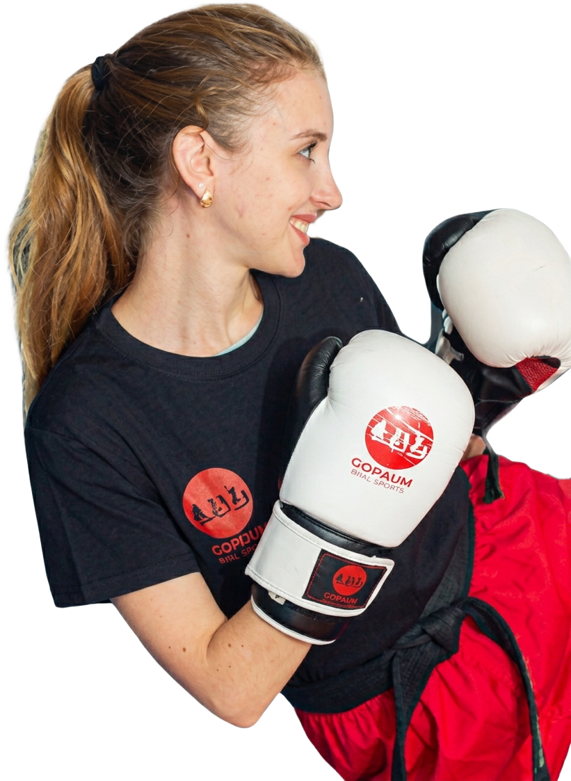 Chica con guantes de boxeo