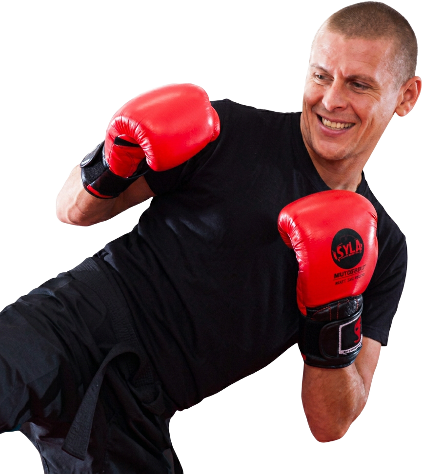 Hombre con guantes de boxeo rojos